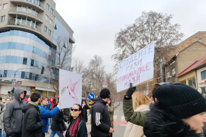 Az újvidéki tragédia áldozataira emlékező diákok közé hajtott egy autós Belgrádban