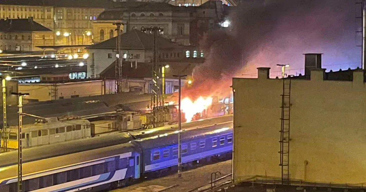 Valami nagyon lángol a Keleti pályaudvaron, egy mozdony gyulladhatott ki