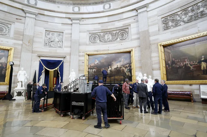 Lebontanak egy szerkezetet a washingtoni Capitolium Rotundájában, 2025. január 17-én – Fotó: Anna Moneymaker / Getty Images / AFP