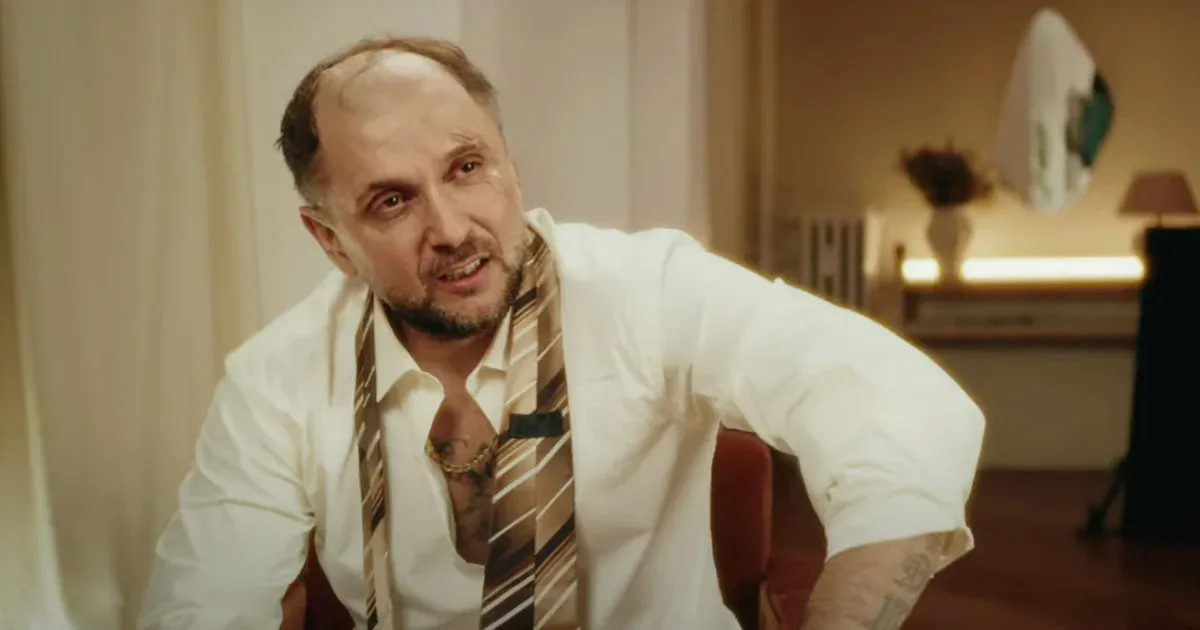 Bindzsisztán korrupt vezetőjeként tért vissza új klipjében Majka