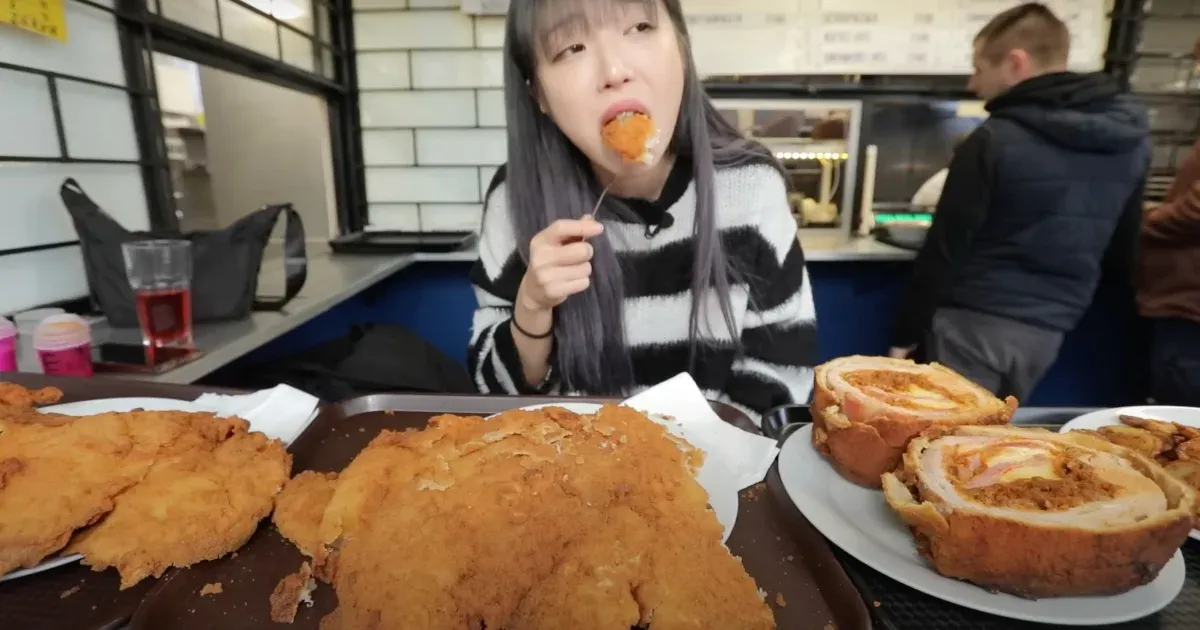 Egy koreai influenszer a Pléh csárdában megevett két bazi nagy rántott húst, rakott rá távol-keleti szószt, megállapította, hogy olyan, mint a tonkatsu, majd lenyomott még két pacalpörköltet