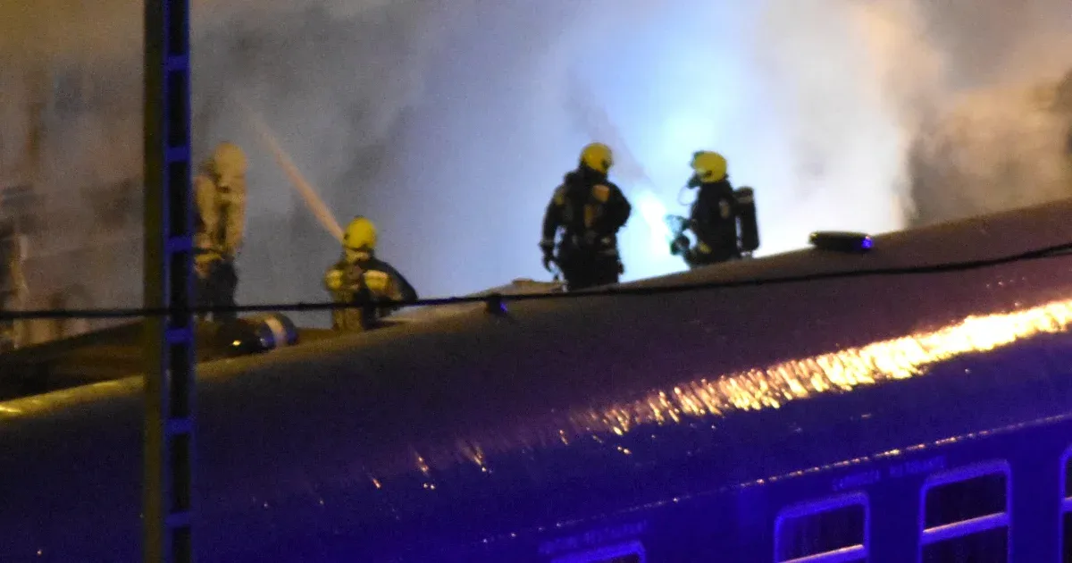 Egy vasutas füstmérgezést kapott azok közül, akik harminc személykocsit mentettek ki a tűzből a Keletinél