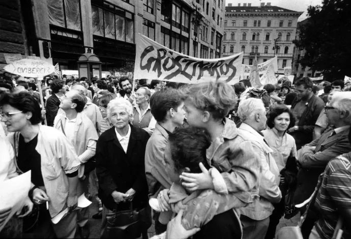 Tüntetés a bős-nagymarosi vízlépcsőrendszer felépítése ellen, 1988. május 27-én – Fotók: Hegedűs Judit / Fortepan