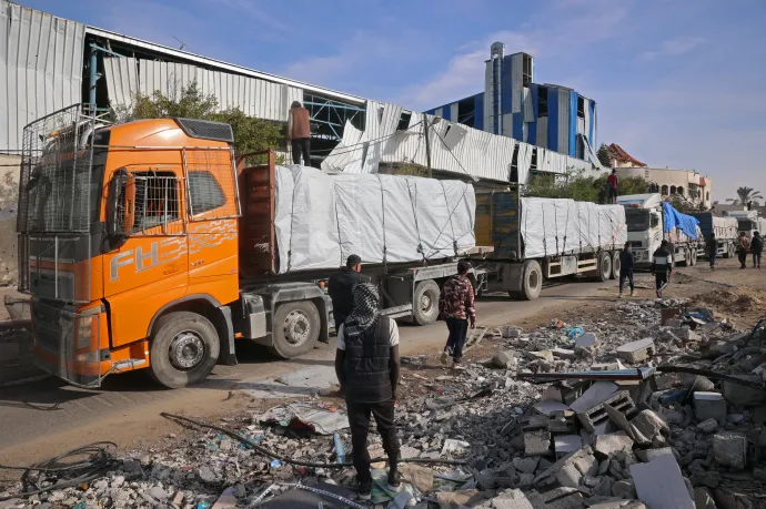 Humanitárius segélyt szállító teherautók érkeznek a Gázai övezetbe a Kerem Shalom átkelőn keresztül 2025. január 19-én. – Fotó: Eyad Baba / AFP or licensors