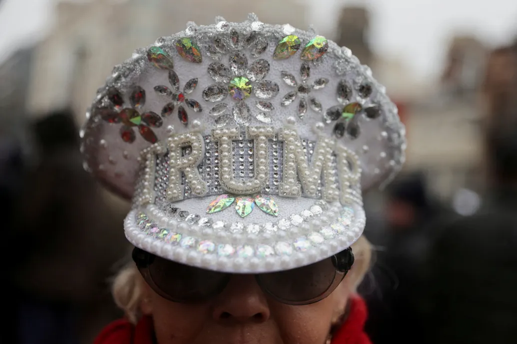 Donald Trump megérkezett a reggeli istentiszteletre, utána Bidenékkel teáznak a Fehér Házban