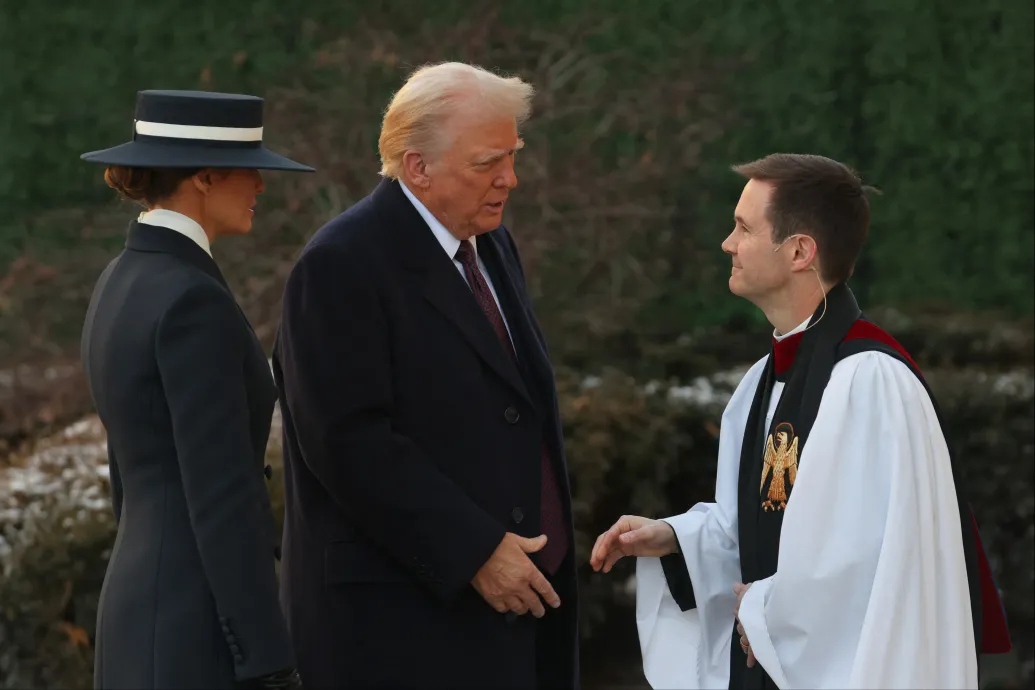 Donald Trump kijött a reggeli istentiszteletről, hamarosan Bidenékkel teáznak a Fehér Házban – Forrás: Telex.hu