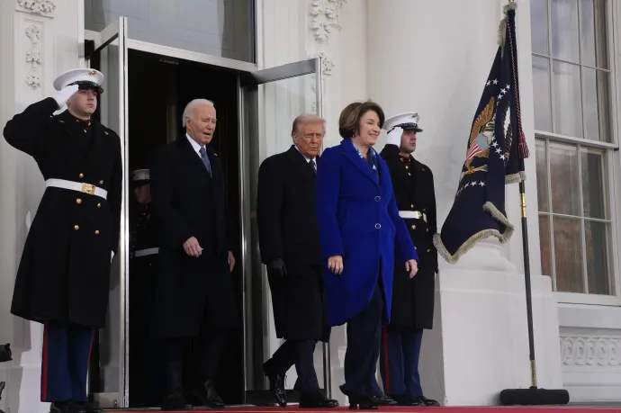 Amy Klobuchar demokrata szenátor, Joe Bidennel és Donald Trumppal elhagyja a Fehér Házat. Fotó: Andrew Harnik / 2025 Getty Images