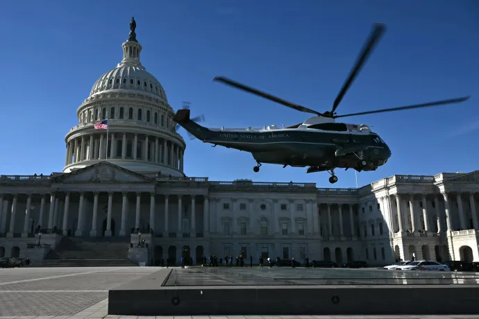 Joe Biden helikoptere távozik a Capitolium épületétől – Fotó: Andrew Caballero-Reynolds / AFP