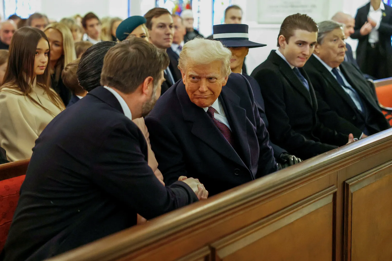 J. D. Vance, Usha Vance, Donald Trump, Melania Trump és Barron Trump a St. John's templomban 2025. január 20-án – Fotó: Anna Moneymaker / Getty Images