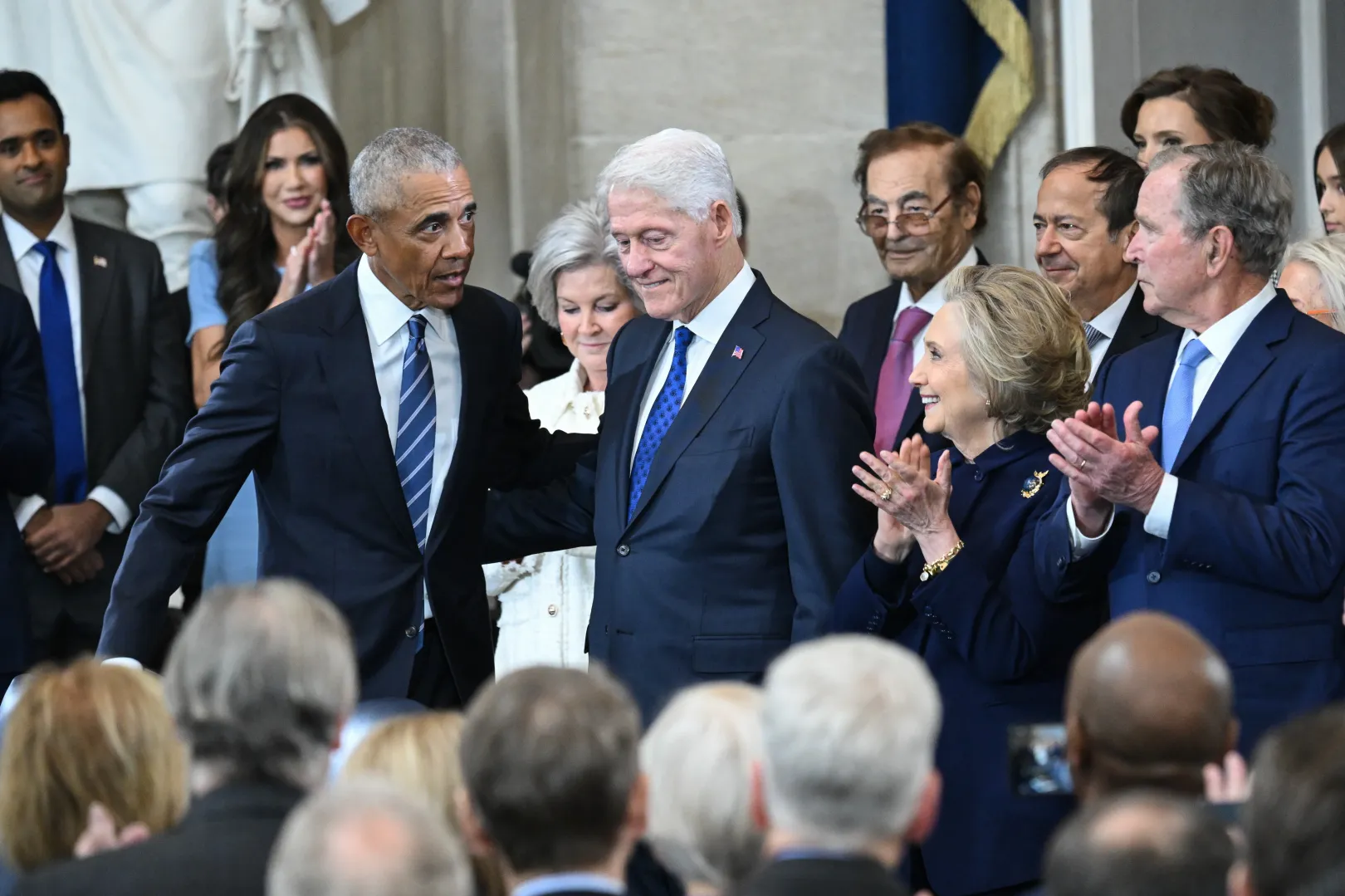 Barack Obama, Bill Clinton, Hillary Clinton, George W. Bush 2025. január 20-án, a washingtoni kongresszus épületében, Donald Trump beiktatási ünnepségén – Fotó: Saul Loeb / Pool / Getty Images