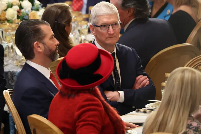 Tim Cook, az Apple vezérigazgatója élete buliján Donald Trump Jr.-ral csapatja – Fotó: Kevin Dietsch / Getty Images via AFP