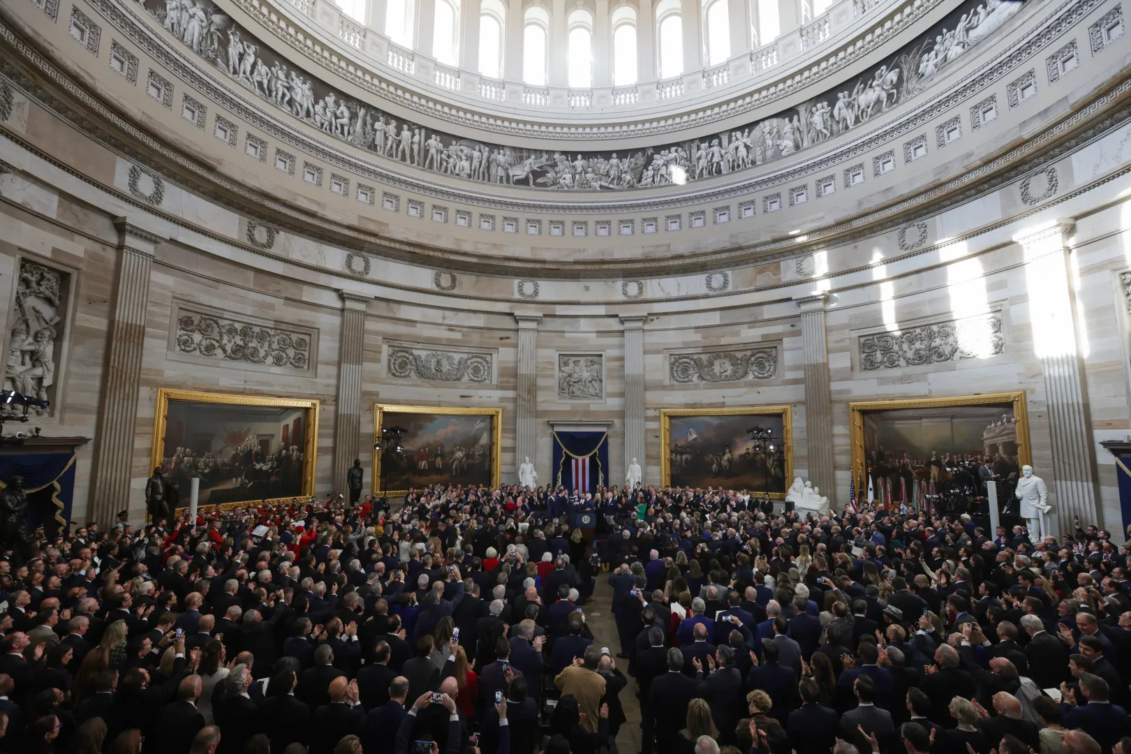 Vendégek Donald Trump beiktatási ünnepségén, 2025. január 20-án, a washingtoni kongresszus épületében – Fotó: Fabrizio Bensch / Pool / Getty Images