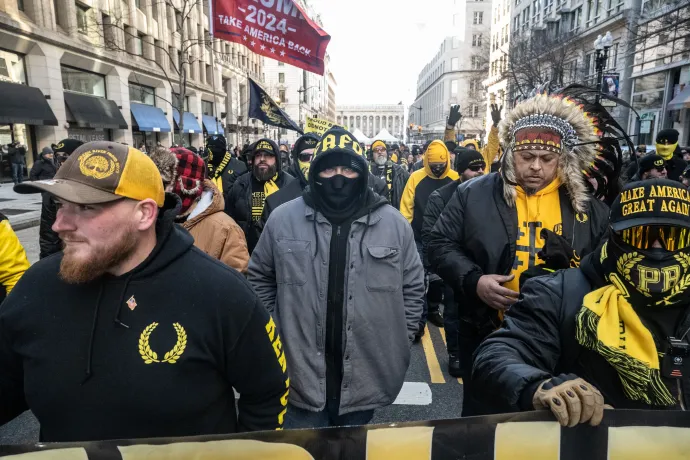 A Proud Boys milícia tagjai Washingtonban masíroznak Fotó: Stephanie Keith / Getty Images