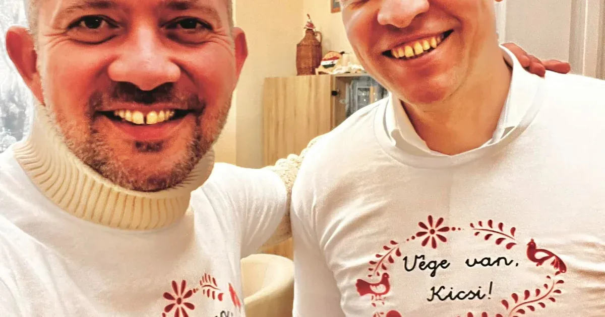 Gyopáros Alpár és Menczer Tamás pólóján a Magyar népmesék galambja dalolja, hogy Vége van, kicsi!