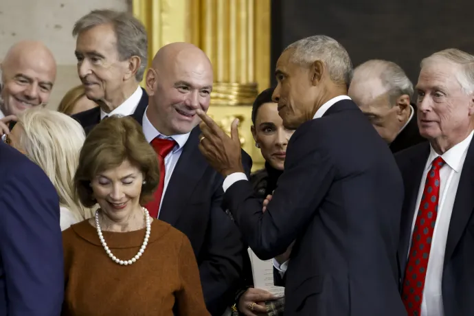 Dana White Barack Obamával kvaterkázik; előtte a volt First Lady, Laura Bush Fotó: Shawn Thew / Getty Images