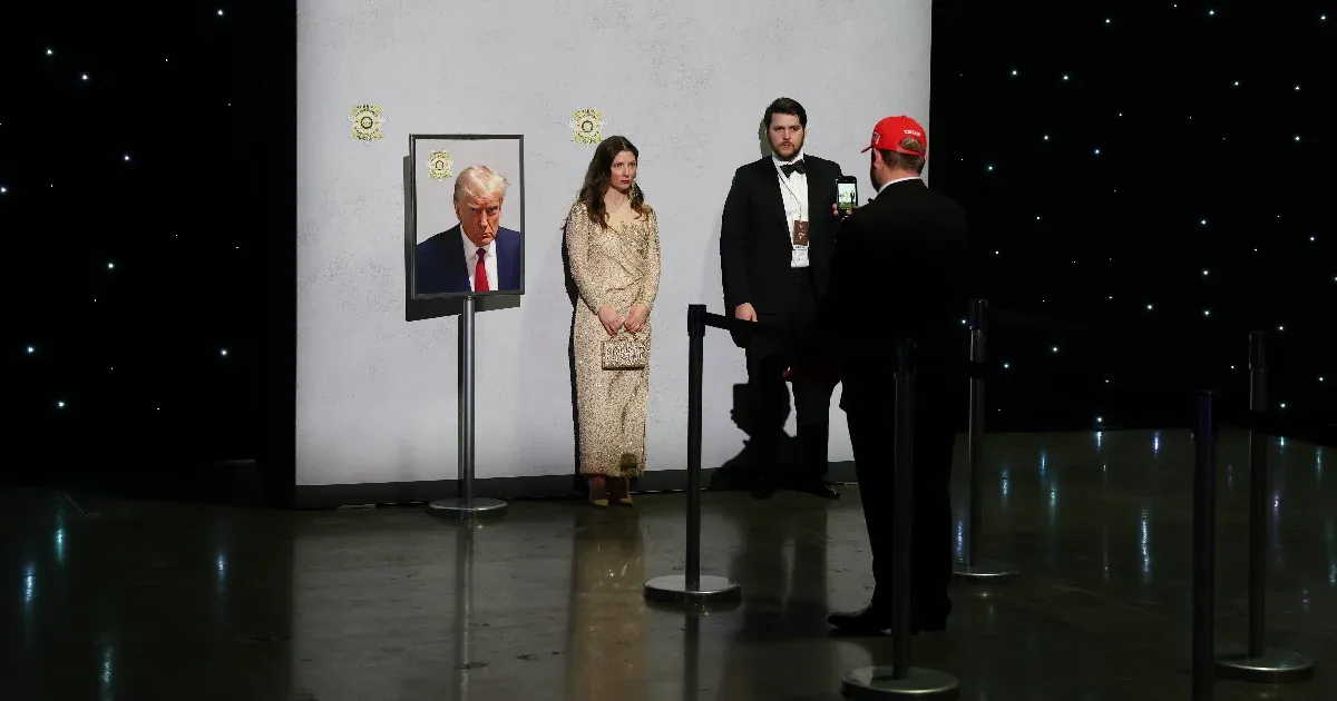 Trump rabosítási fotójával lehetett fényképezkedni az egyik beiktatási bálon
