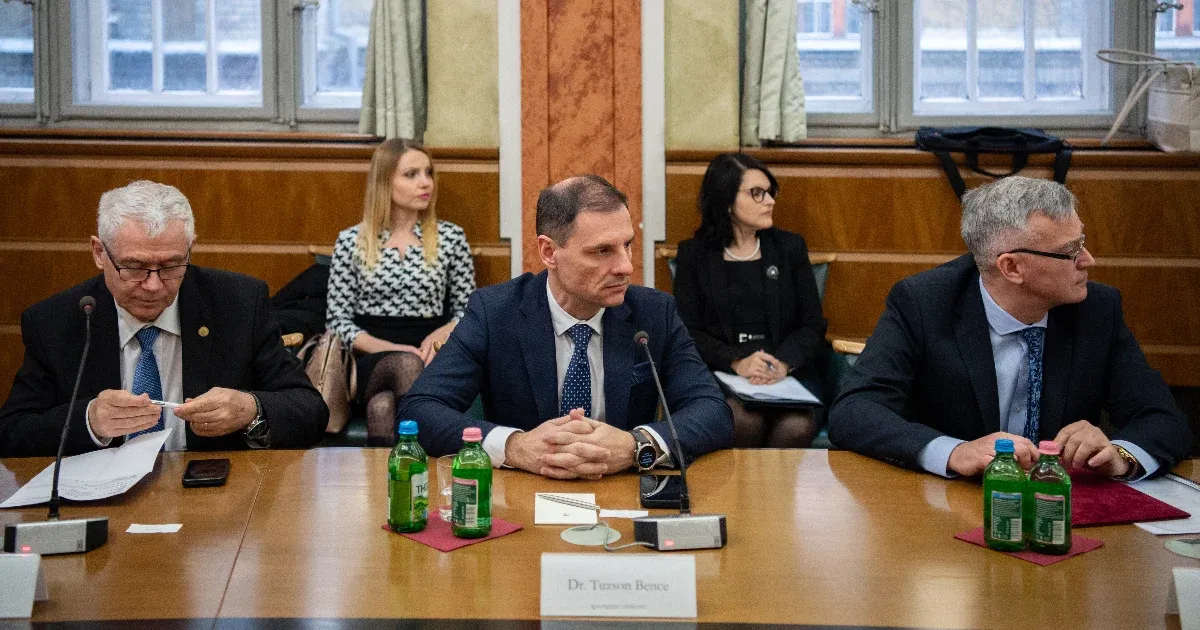 Több ezer milliárdnyi uniós forrást kockáztat a kormány a bírók átverésével