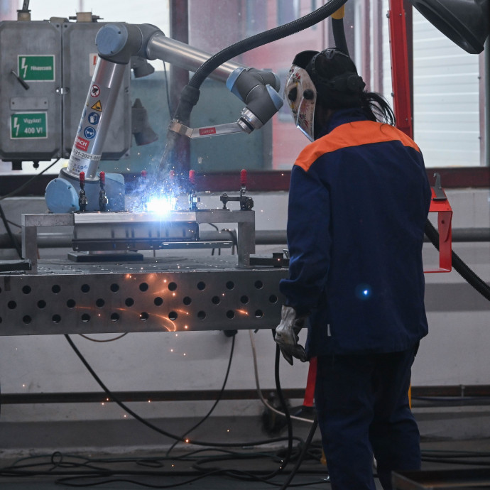 Csökkenni kezd a munkások és középvezetők közötti bérszakadék?