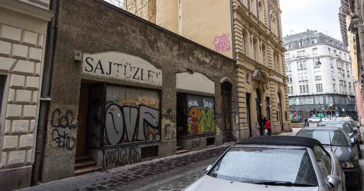 Luxustársasház és mélygarázs épül azon az V. kerületi telken, amit korábban bőven áron alul adott el az önkormányzat