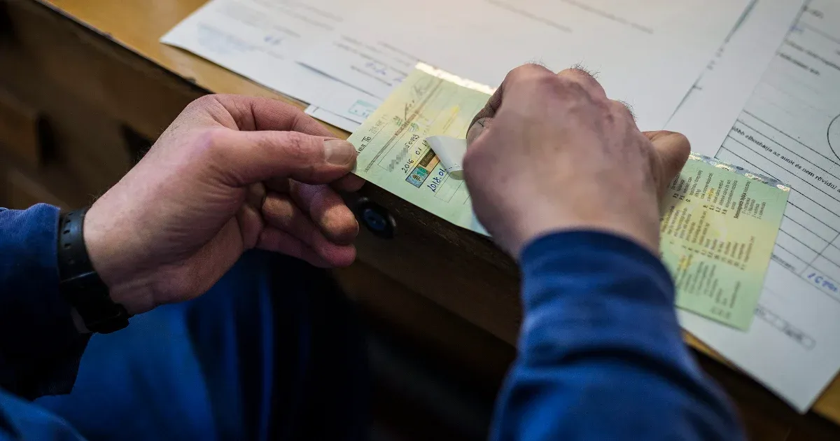 500 millió forint összérték, 58 vádlott, 30 beismerő vallomás: a Mozaik utcai vizsgaállomás korrupciós ügye visszalökte a rendszert a múltba