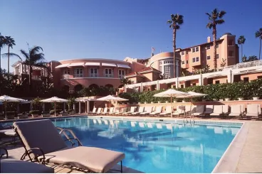 Az ember, aki negyven éven át römizett a Beverly Hills Hotel medencéjének partján