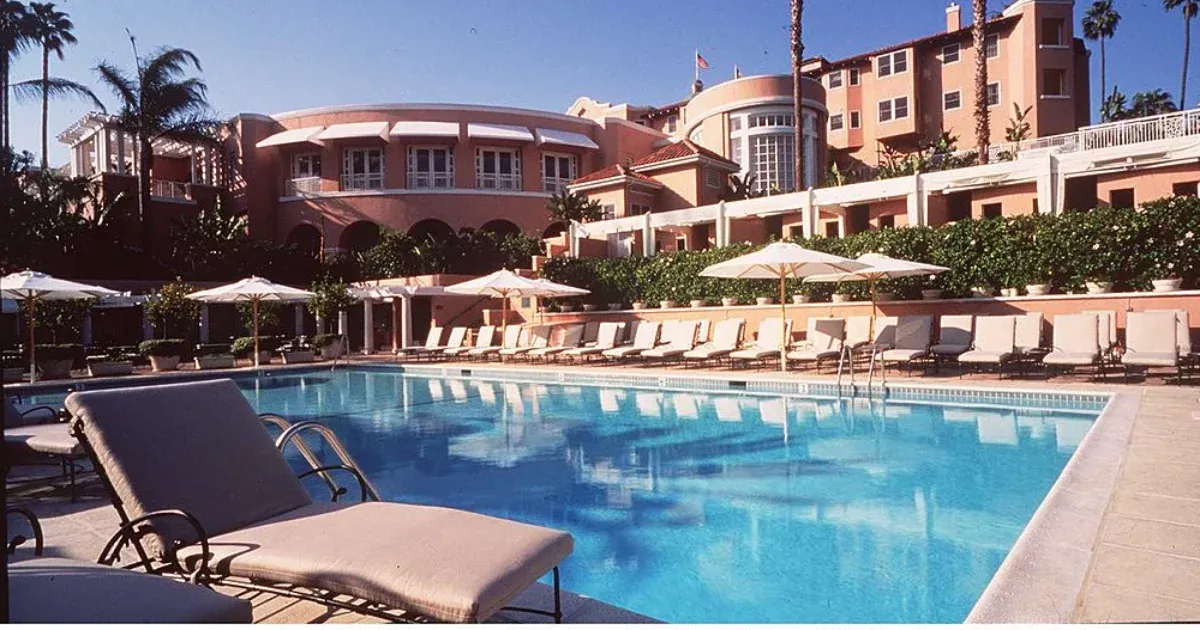 Az ember, aki negyven éven át römizett a Beverly Hills Hotel medencéjének partján