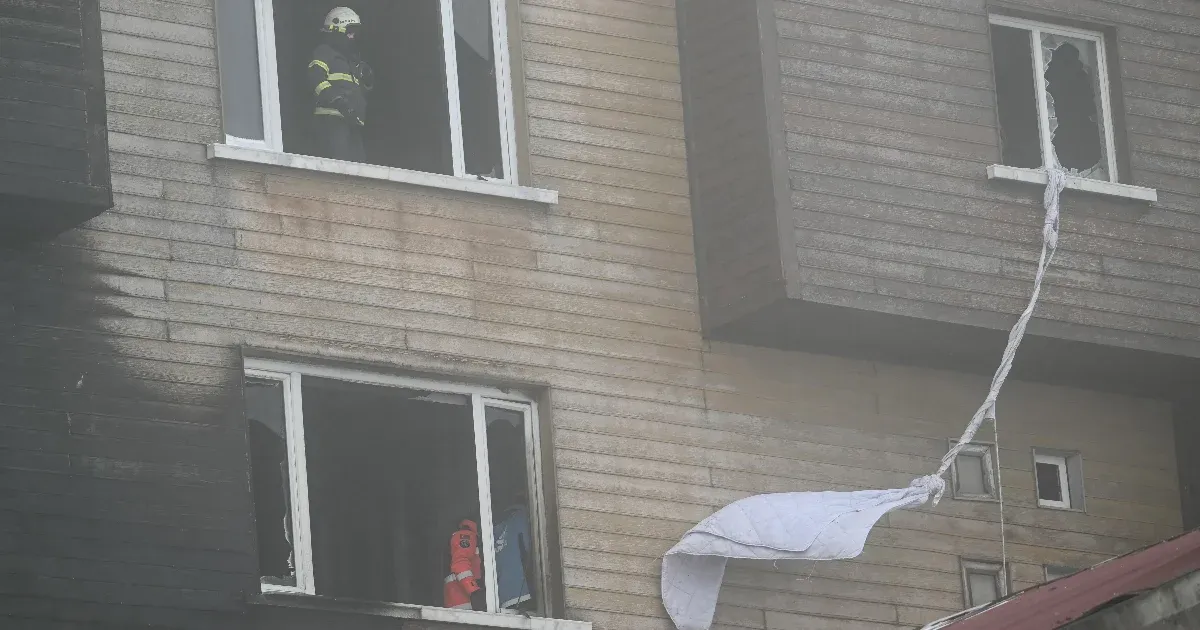 Mire a tűzoltók kiértek, a negyedik és ötödik emeletek már égtek. Az emberek a felső szinteken sikoltoztak