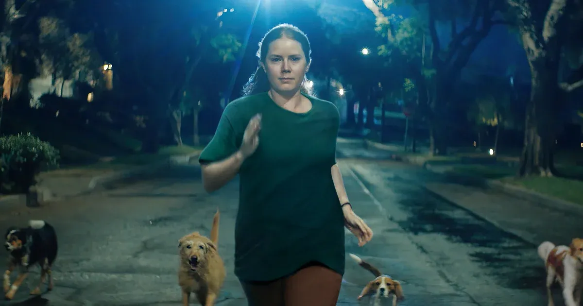Amy Adams annyira kiakadt a kisvárosi anyukáktól, hogy inkább kutyává változott