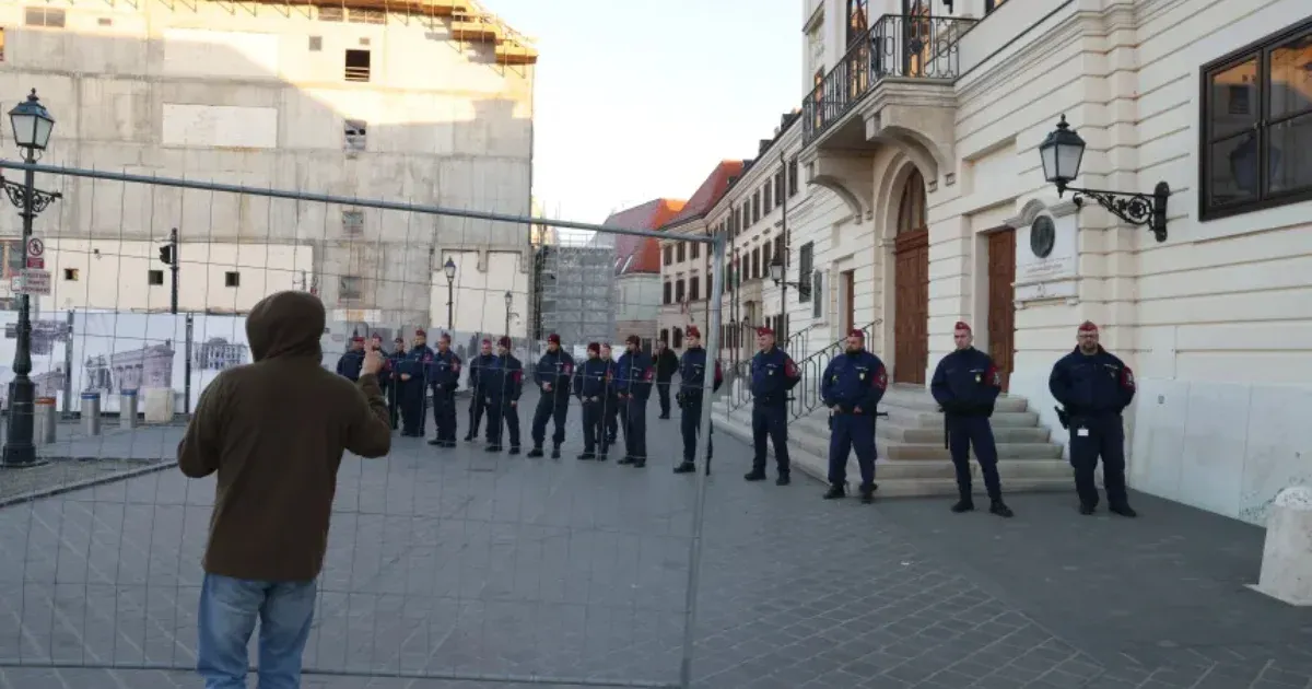 Szabálysértési eljárás indult a momentumos Tóth Endre ellen a Karmelita előtti kordonbontás miatt