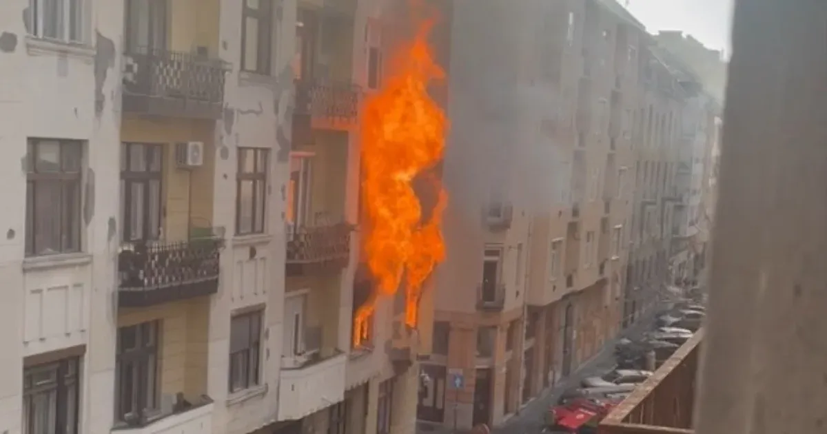 Kigyulladt egy lakás a IX. kerületben, robbanás is történt a társasházban