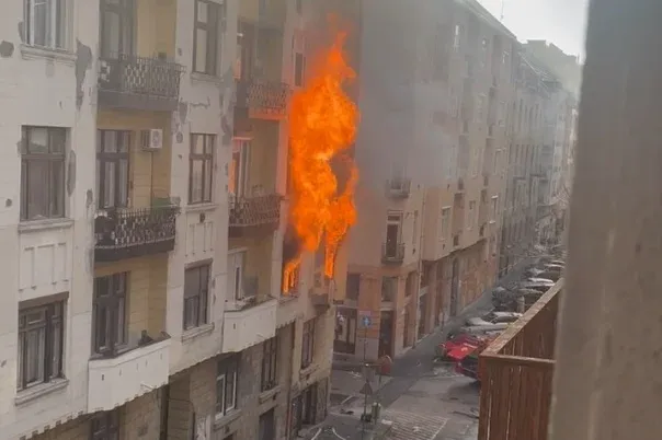 Kigyulladt egy lakás a IX. kerületben, robbanás is történt a társasházban