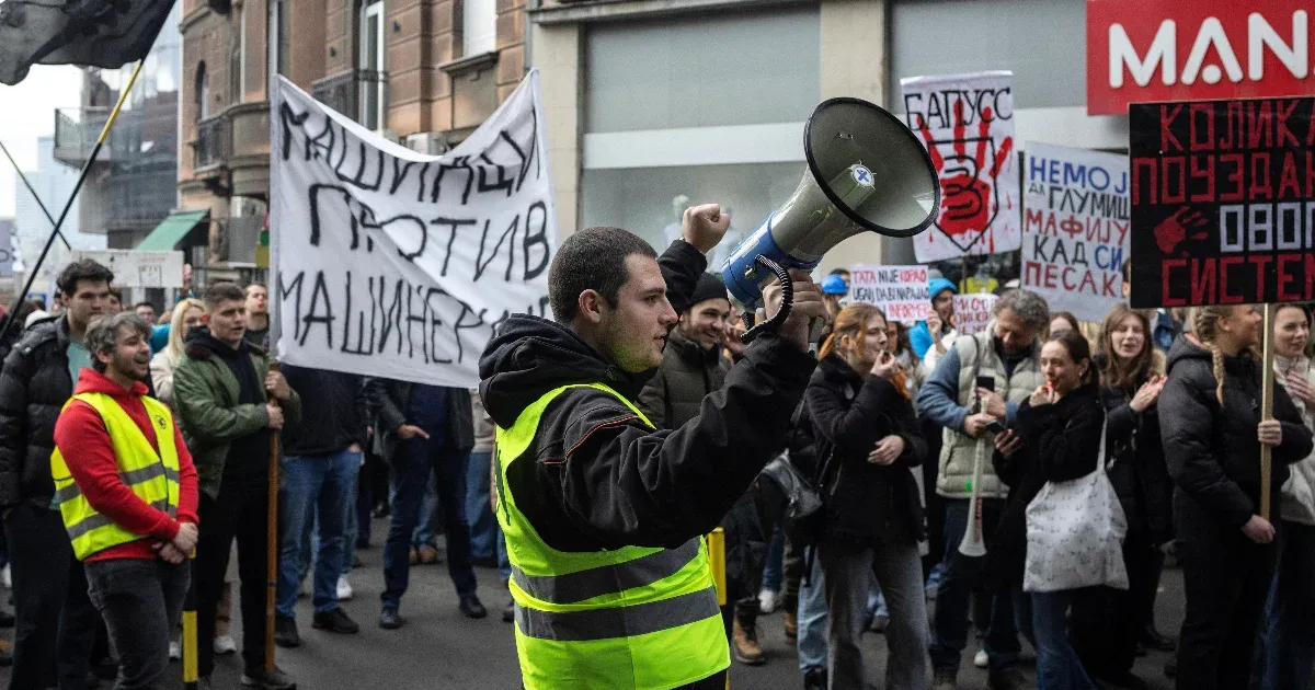 Általános sztrájkot hirdettek a Belgrádban tüntető diákok, ismét elütöttek egy tüntetőt