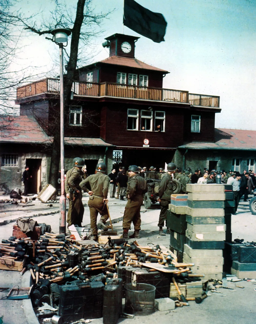 Amerikai katonák a felszabadított buchenwaldi láger előtt 1945 áprilisában – Fotó: Galerie Bilderwelt / Getty Images