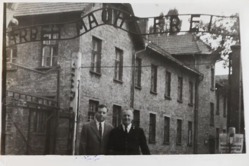 Az auschwitzi látogatáson készült fotó, amikor a házigazdák nem tudták, hogy túlélővel beszélgetnek. Székely László a baloldalon áll – Fotó: személyes archívum