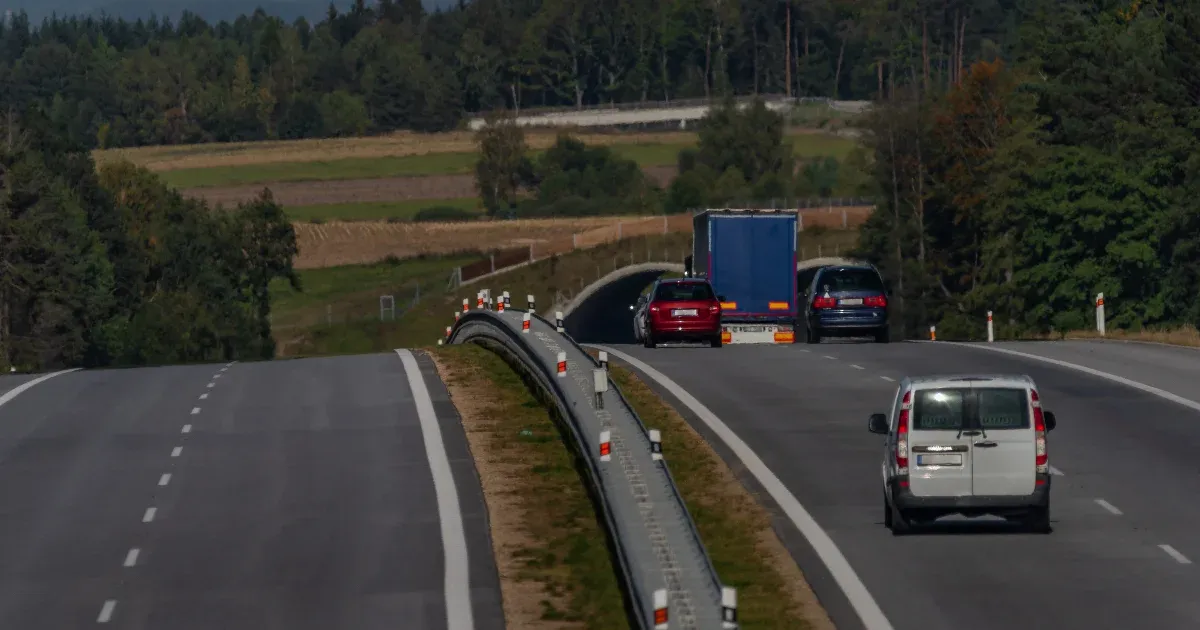 150 km/h-s sebességhatárt tesztelnek az egyik cseh autópályán
