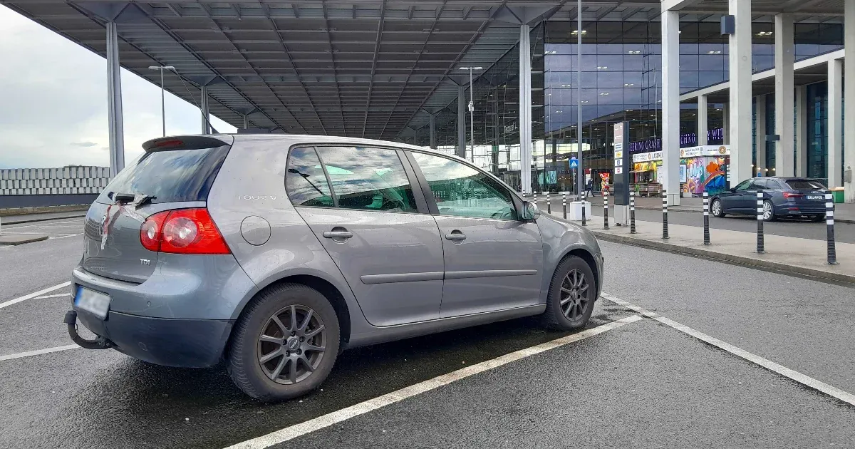 Több mint egy éve áll a berlini reptéren a rejtélyes szürke Golf, 81 millió forintnyi parkolási díjat szedett össze