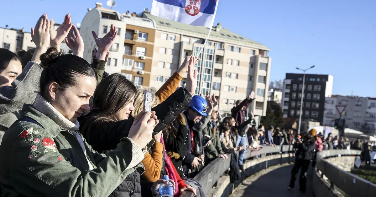 Egyetemistákat vertek össze a szerb kormánypárt újvidéki irodájánál