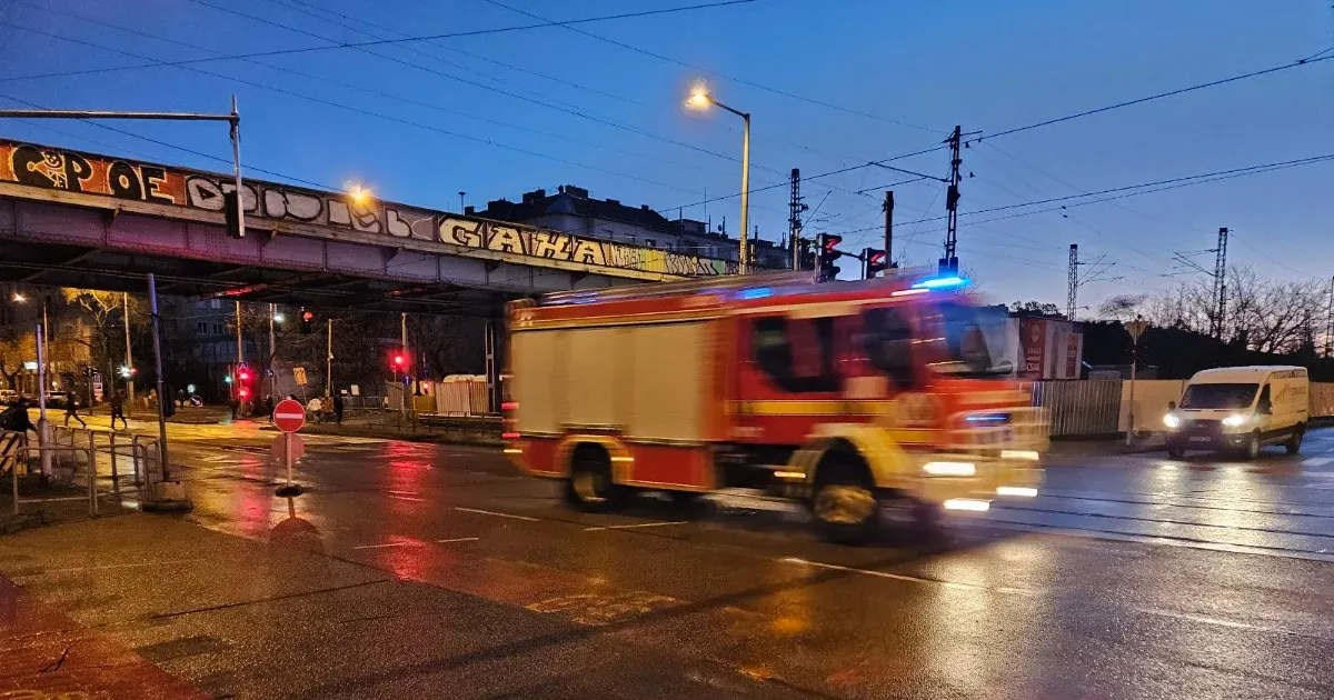 Baleset történt Újbudán, oldalára borult egy furgon a Fehérvári úton