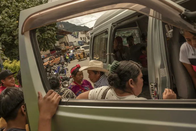 Buszmegálló a guatemalai Camojában a mexikói határon, azon az útvonalon, amit a migránsok használnak. A Mexikón keresztül érkező bevándorlók ugyanis jellemzően embercsempészeknek fizetnek, akiknek kapcsolata van a kartellekkel, vagy védelmi pénzt kell fizetniük a területükön történő áthaladásért – Fotó: Daniele Volpe / The Washington Post / Getty Images