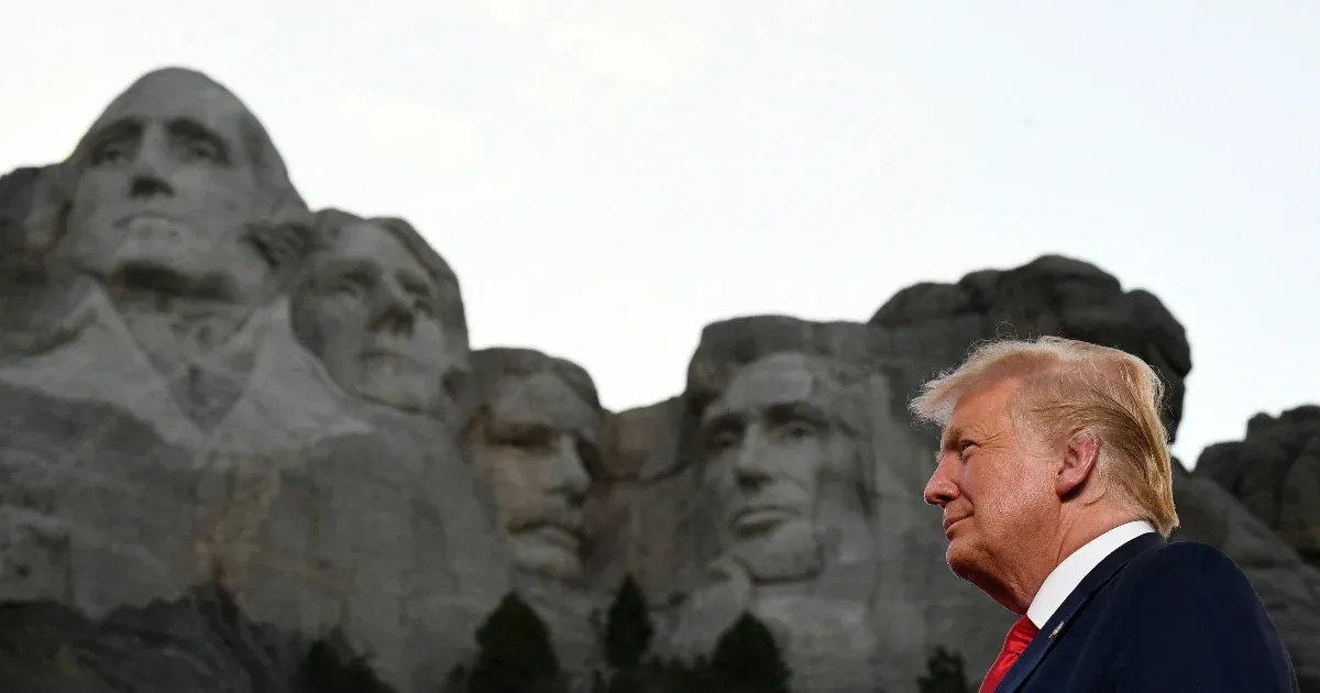 Benyújtottak egy törvényjavaslatot arról, hogy Trump arcát is a Rushmore-hegy oldalába vájják a másik négy elnök mellé