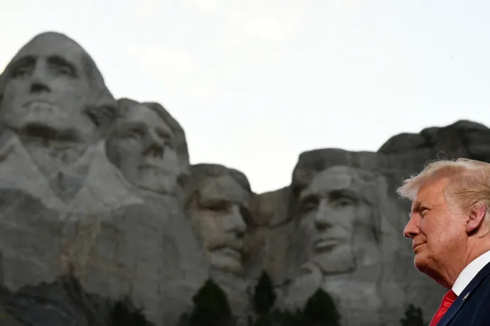 Benyújtottak egy törvényjavaslatot arról, hogy Trump arcát is a Rushmore-hegy oldalába vájják a másik négy elnök mellé