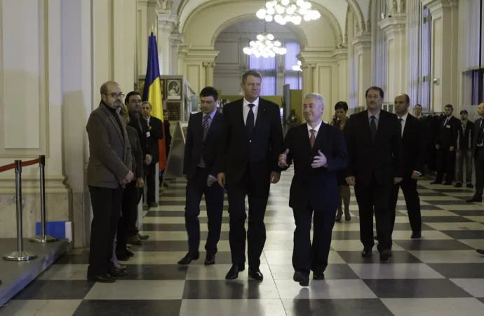 Klaus Iohannis államfőt a történeti múzeumon vezeti végig az igazgató – Fotó: Alexandra Pandrea / Inquam Photos