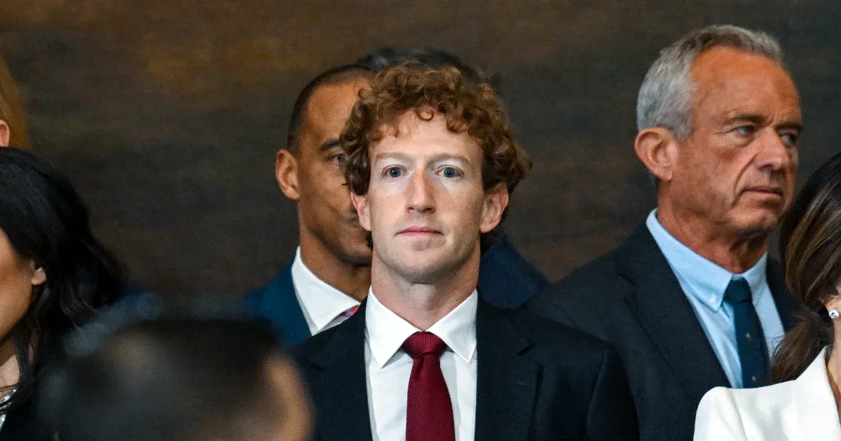 Egy kiszivárgott felvételen Mark Zuckerberg arról beszél, hogy nem mondhat semmit, mert kiszivárog