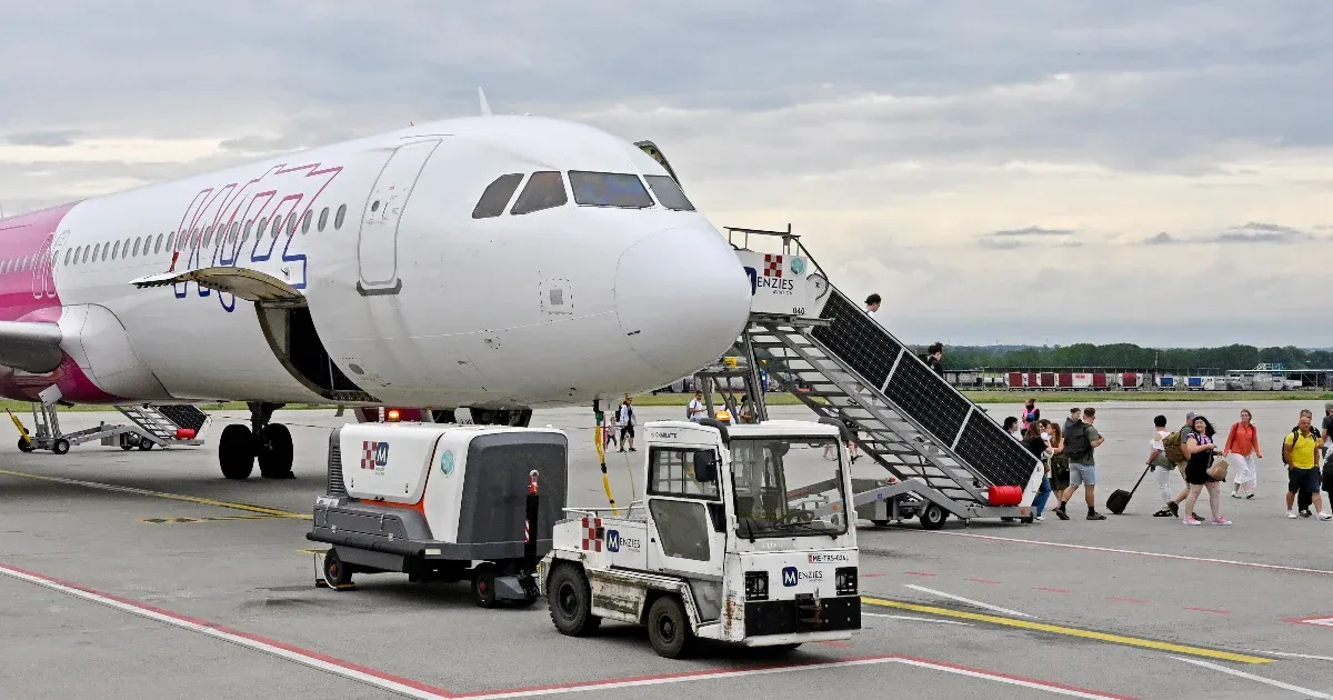 A Wizz Air több ezer utasnak fizet visszatérítést, mert a GVH szerint megtévesztette őket