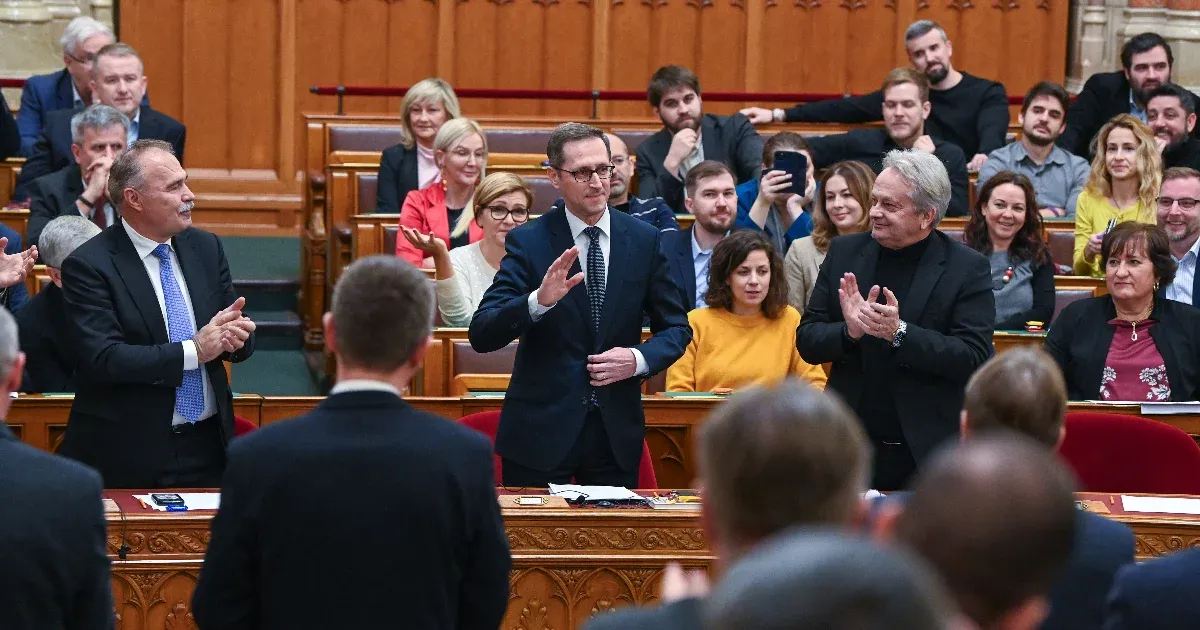 Varga Mihály sötétpej lovat vett, a Novák-Dúró páros osztozik egy Horthy-szobron, de a huszárkard csak a férjé