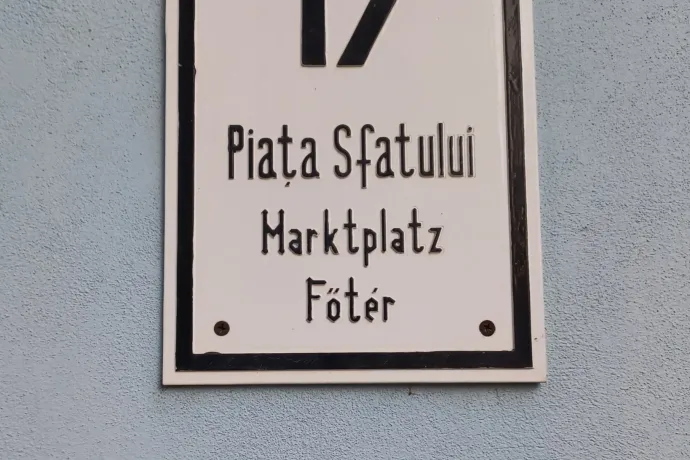 Háromnyelvű utcanévtáblákat helyeztek ki a brassói Fekete templom körül, 19. századi mintára