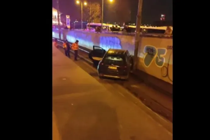 Autó hajtott a villamos sínre, aztán neki a falnak a Fővám térnél, a sofőr ittas volt