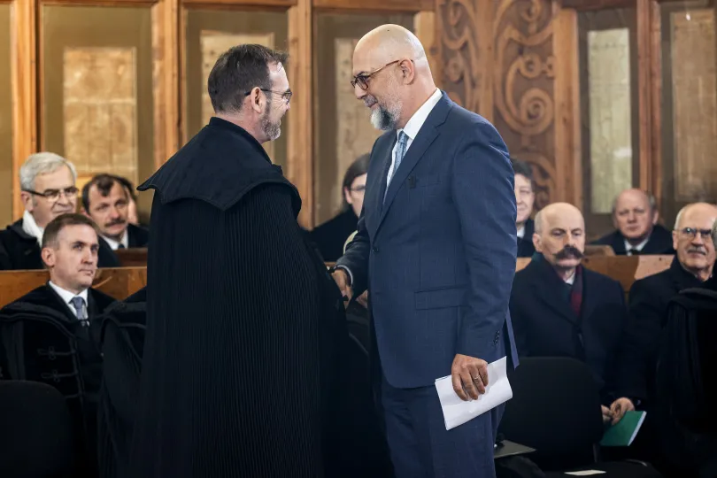 Kolumbán Vilmos püspök a pulpitusnál, majd Kelemen Hunor RMDSZ-elnökkel és Sulyok Tamás köztársasági elnökkel – Fotók: Gozner Gertrud / Transtelex