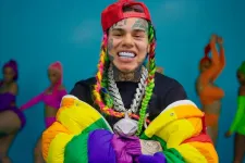 6ix9ine négy évig nem jelentette a jövedelmét, ezért az adóhatóság elárverezteti az ékszereit