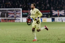 A magyar kapus rohant a defibrillátorért, amivel megmentették a szurkoló életét
